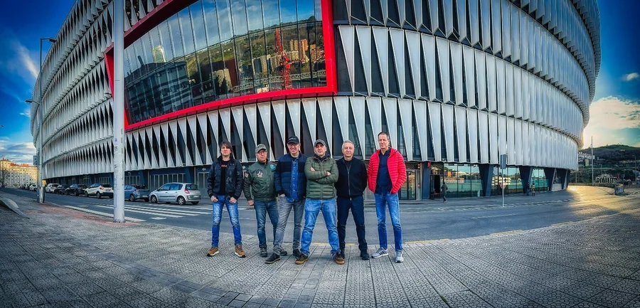 KOTTA todos los integrantes en los aledaños de San Mames